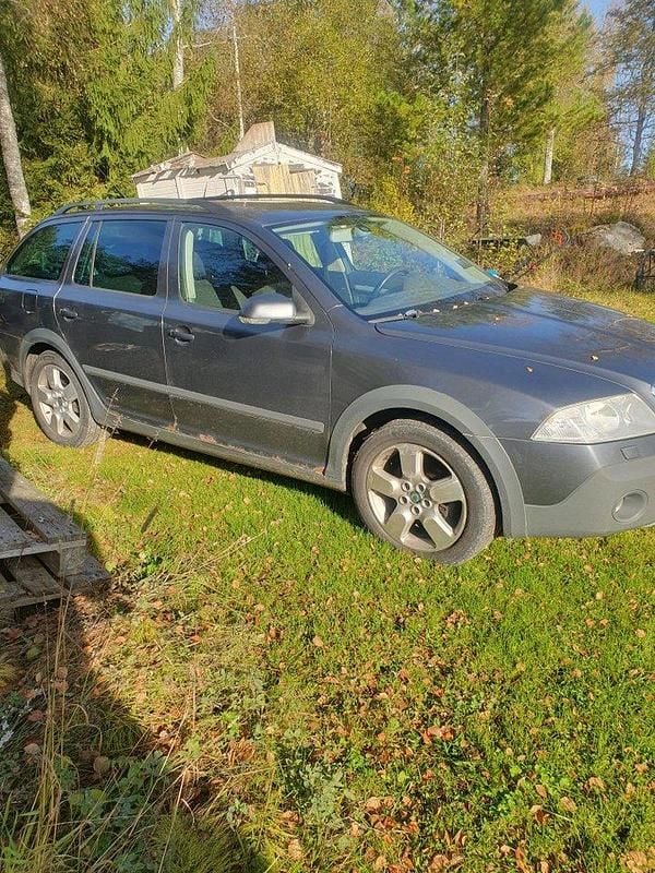 Grå Begagnad 2008 Skoda Octavia Scout Kombi | 7 000 kr (Superpris) - Bild 1/4