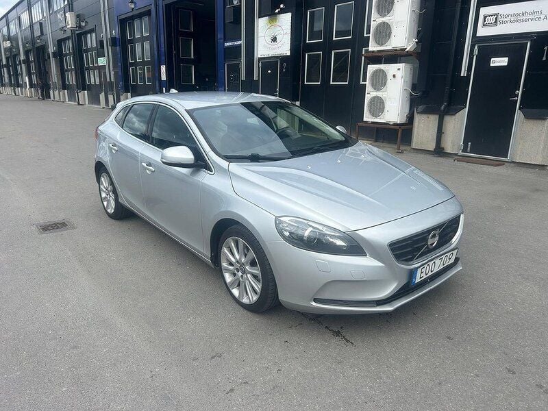 Silver Begagnad 2013 Volvo V40 Momentum Kombi | 77 900 kr (Superpris) - Bild 1/4