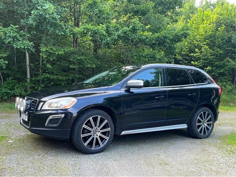 Svart Begagnad 2013 Volvo XC60 R-Design SUV | 102 000 kr (Bra pris) - Bild 1/4