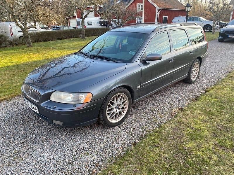 Grå Begagnad 2005 Volvo V70 Kinetic Kombi | 14 900 kr (Superpris) - Bild 1/4