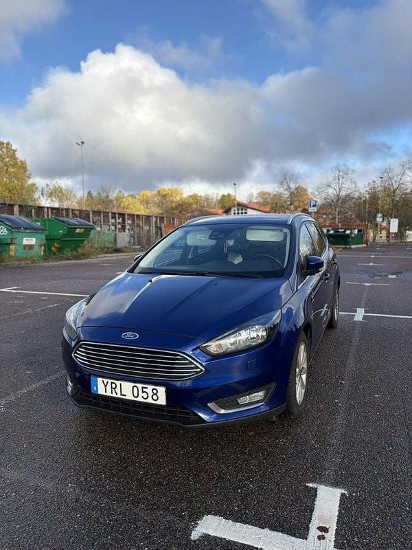 Blå Begagnad 2018 Ford Focus Titanium Kombi | 135 000 kr (Marknadspris) - Bild 1/4