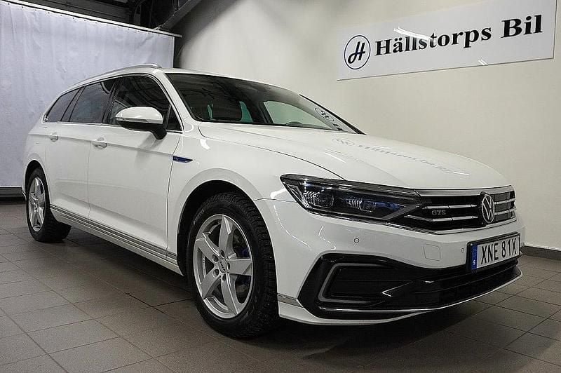 Vit Begagnad 2021 VW Passat GTE | 214 900 kr (Marknadspris) - Bild 1/4