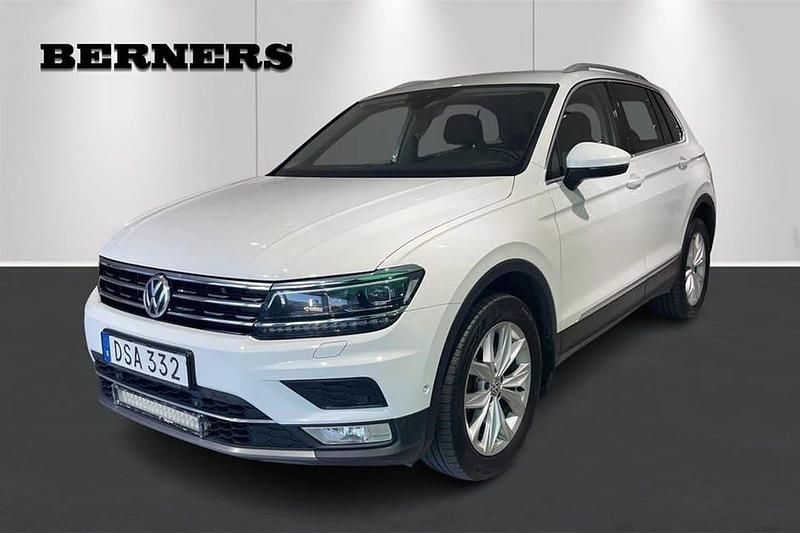 Vit Begagnad 2017 VW Tiguan Highline SUV | 179 900 kr (Marknadspris) - Bild 1/4
