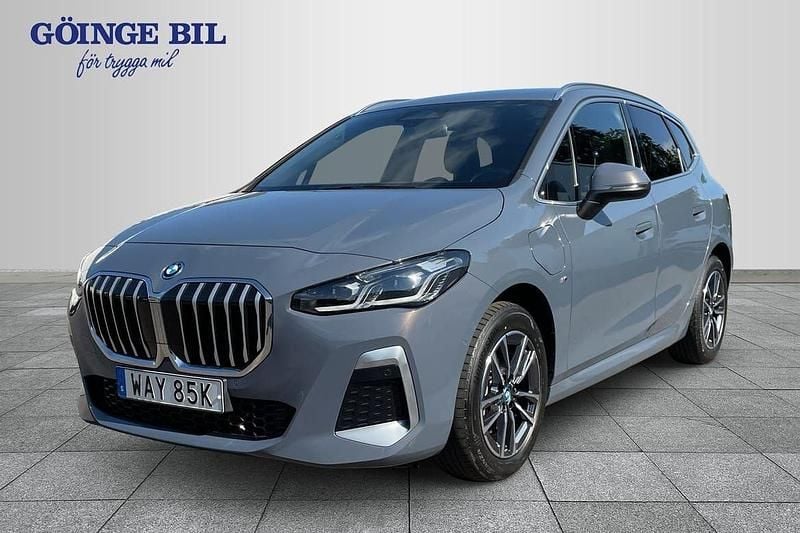 Grå Begagnad 2023 BMW 225 Active Tourer M Sport Minibuss | 349 000 kr (Marknadspris) - Bild 1/2