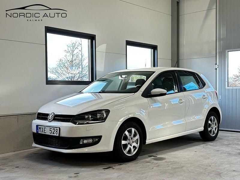 Vit Begagnad 2012 VW Polo Halvkombi | 59 990 kr (Marknadspris) - Bild 1/4