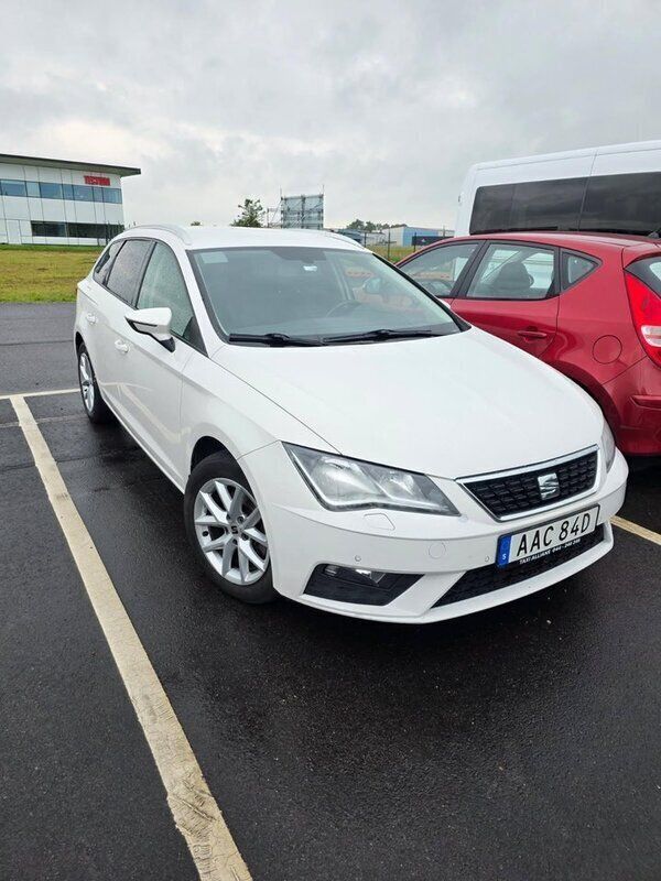 Vit Begagnad 2020 Seat Leon ST Style Kombi | 99 000 kr - Bild 1/4