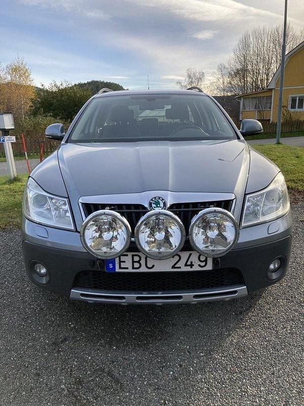 Grå Begagnad 2013 Skoda Octavia Scout Kombi | 85 000 kr (Bra pris) - Bild 1/4