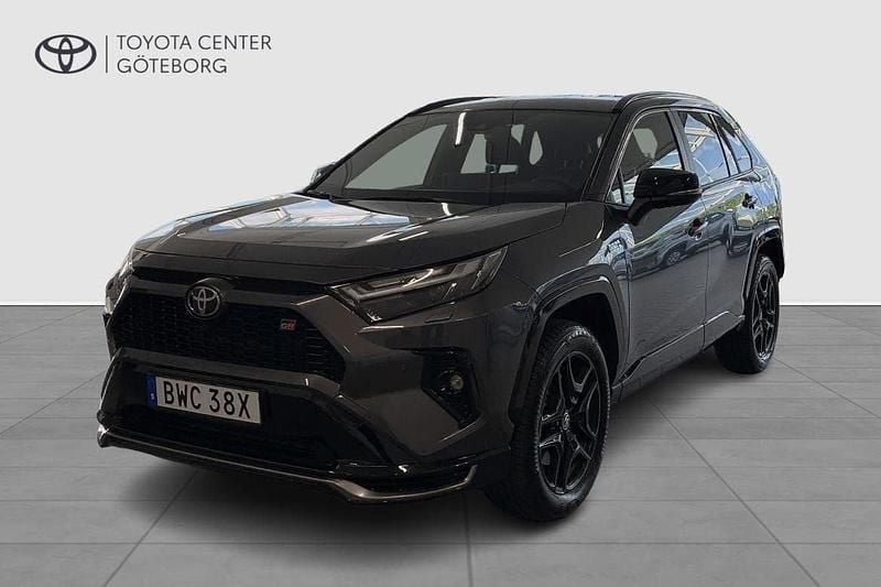 Mörkgrå (grå) Begagnad 2023 Toyota RAV4 Hybrid Sport SUV | 529 900 kr (Marknadspris) - Bild 1/4