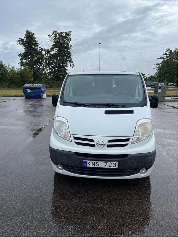 Vit Begagnad 2011 Nissan Primastar Minibuss | 63 000 kr (Marknadspris) - Bild 1/4