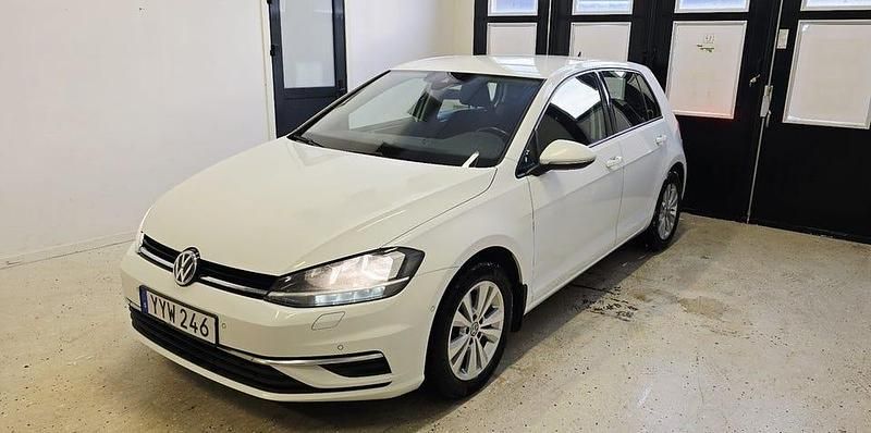 Vit Begagnad 2018 VW Golf VII Halvkombi | 117 900 kr (Marknadspris) - Bild 1/4