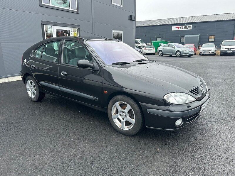 Svart Begagnad 2003 Renault Mégane II Authentique Halvkombi | 23 000 kr (Marknadspris) - Bild 1/4