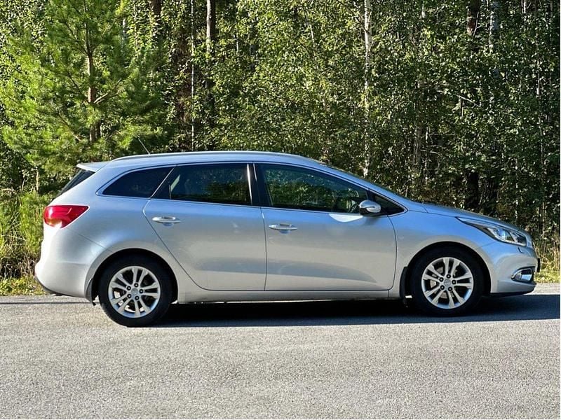 Grå Begagnad 2013 Kia Ceed Sportswagon Kombi | 82 500 kr (Marknadspris) - Bild 1/4