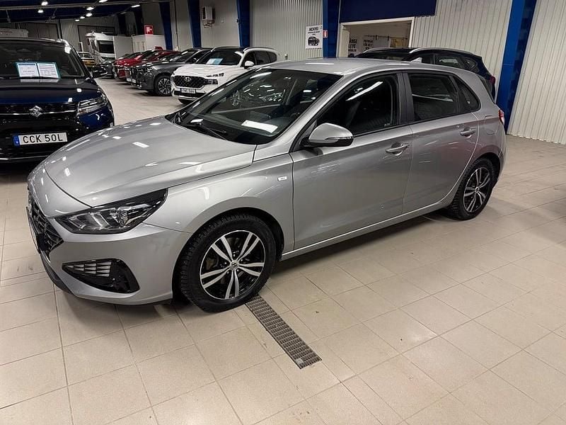 Begagnad Hyundai i30 Essential 120 HK (88 kW) 2020 Grå Halvkombi