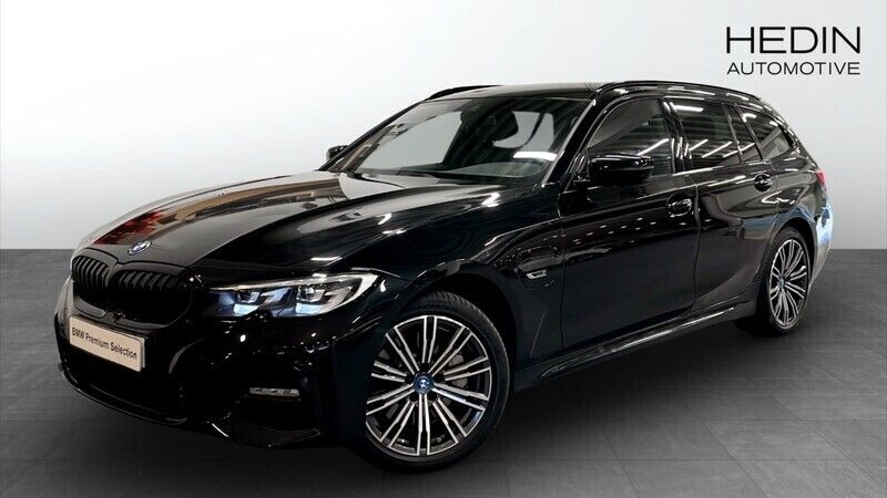 Svart (black) Begagnad 2021 BMW 330e M Sport Kombi | 354 700 kr (Lite dyr) - Bild 1/4