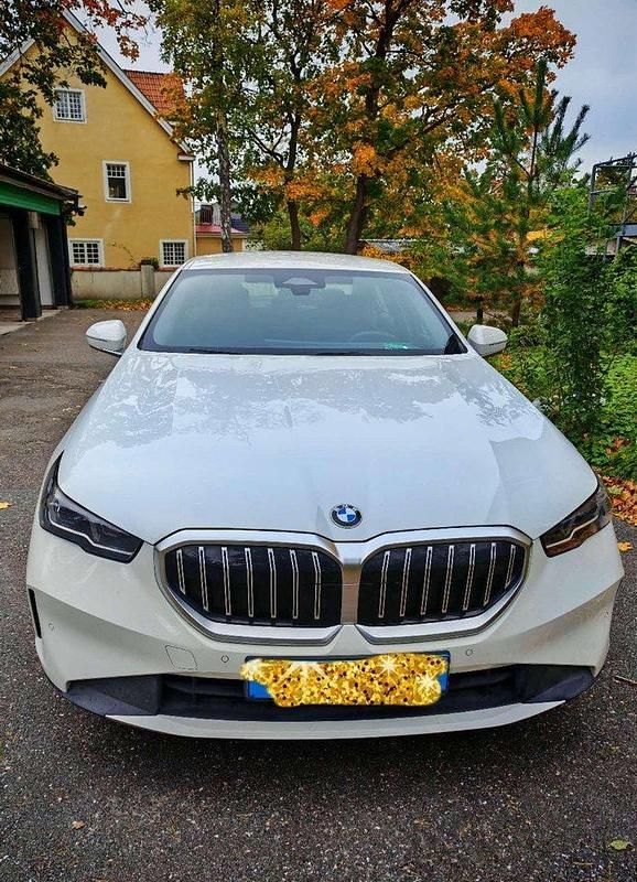 Vit Begagnad 2024 BMW 520 Sedan | 415 000 kr - Bild 1/3