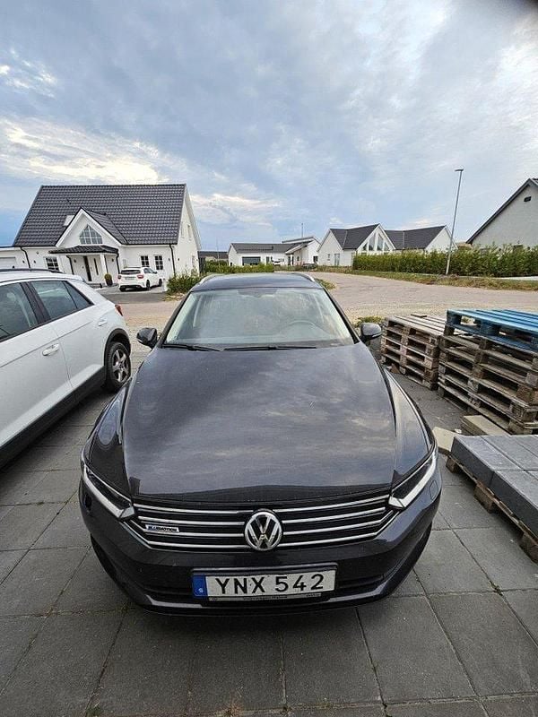 Grå Begagnad 2018 VW Passat Kombi | 159 000 kr (Lite dyr) - Bild 1/4