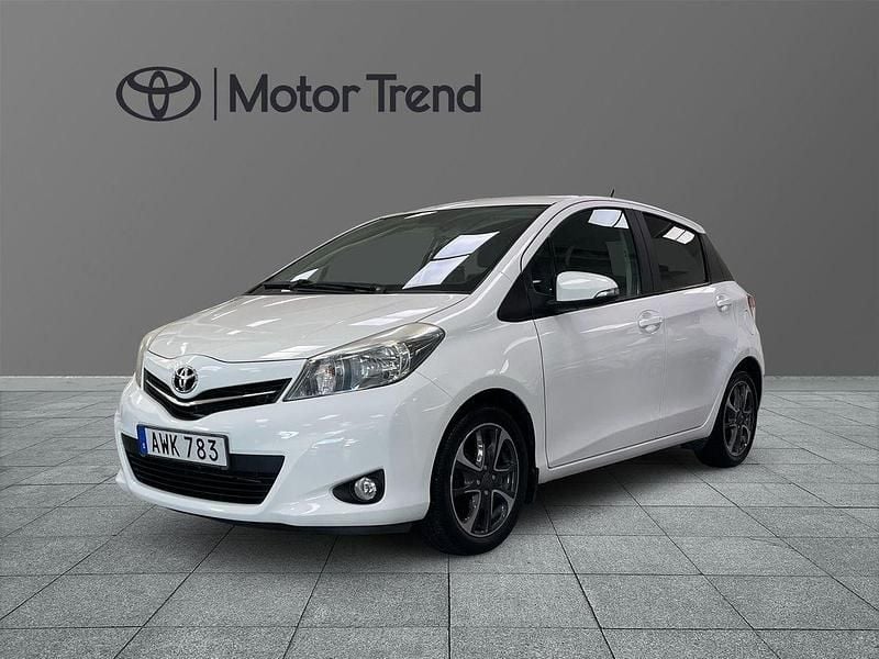 Vit Begagnad 2014 Toyota Yaris Edition Halvkombi | 109 900 kr (Marknadspris) - Bild 1/3
