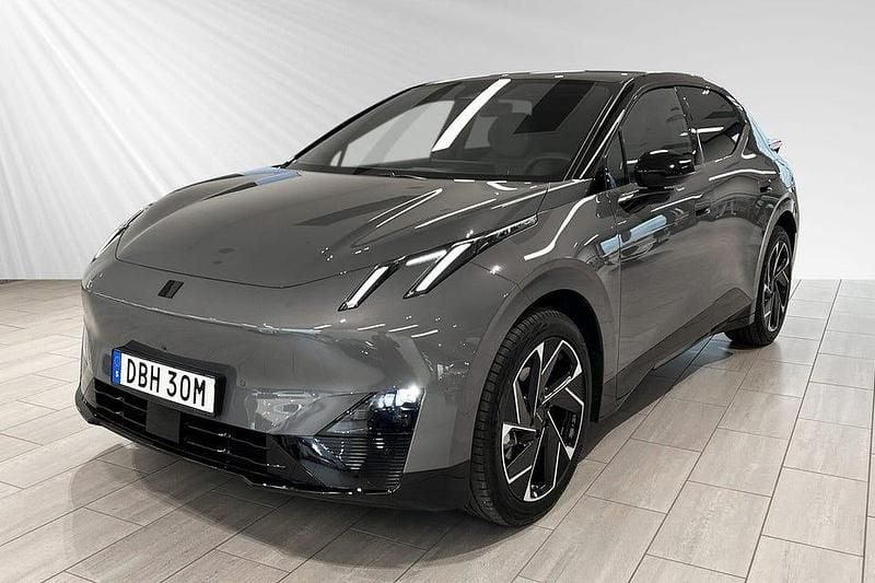 Begagnad Lynk & Co 02 2025 Halvkombi