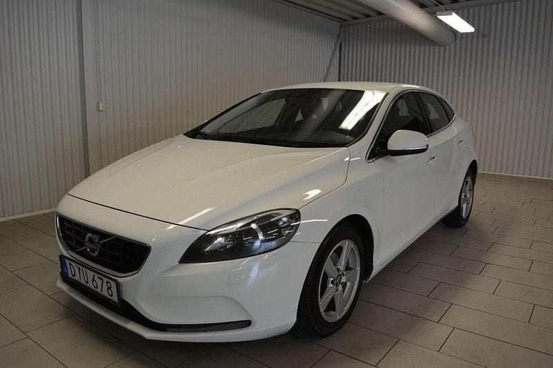 Vit Begagnad 2015 Volvo V40 Momentum Kombi | 102 500 kr (Bra pris) - Bild 1/3