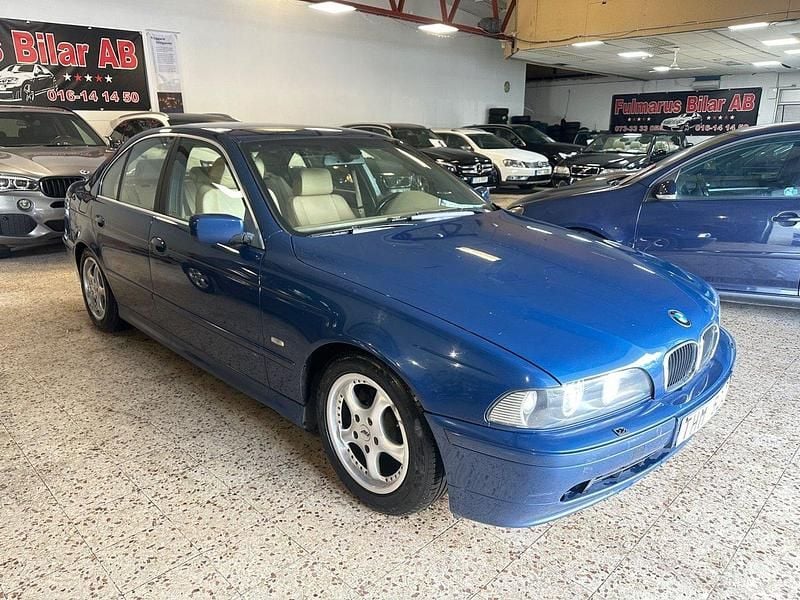 Blå Begagnad 2002 BMW 525 Sedan | 44 900 kr (Lite dyr) - Bild 1/4