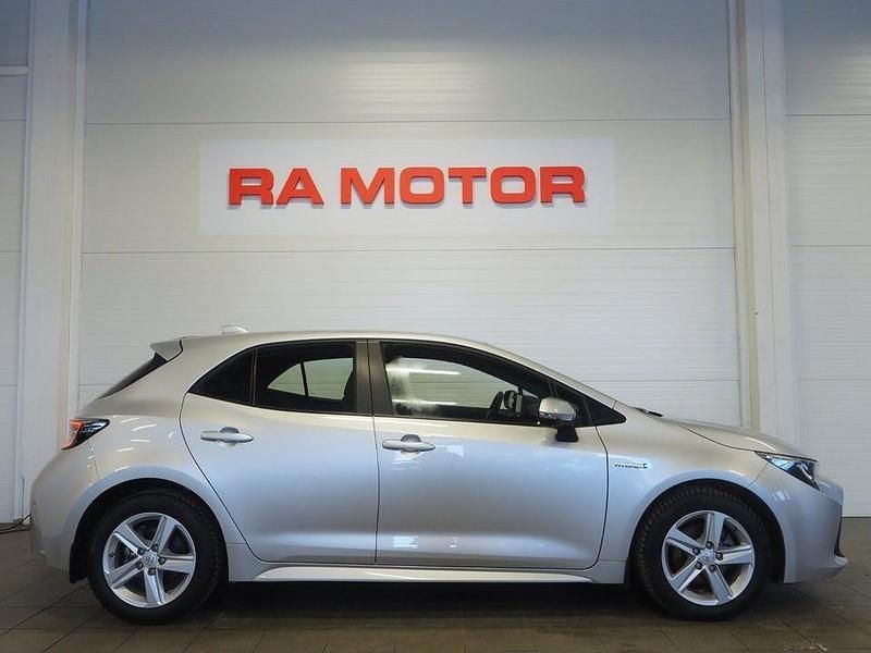 Begagnad Toyota Corolla Hybrid Life 122 HK (89 kW) 2021 Silver Halvkombi