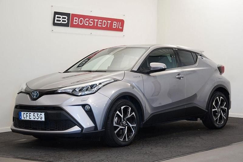 Mörkgrå (grå metallic) Begagnad 2021 Toyota C-HR Edition SUV | 289 000 kr (Marknadspris) - Bild 1/4