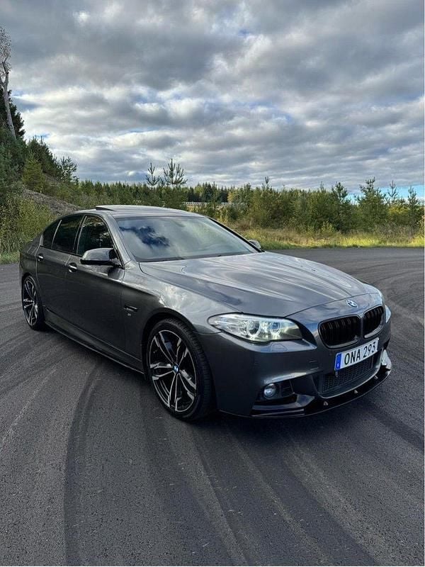 Grå Begagnad 2016 BMW 530 M Sport Sedan | 239 000 kr (Marknadspris) - Bild 1/4