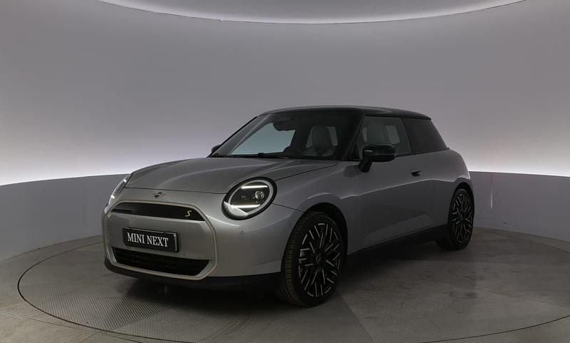 Grå Begagnad 2024 Mini Cooper SE Halvkombi | 406 900 kr - Bild 1/4