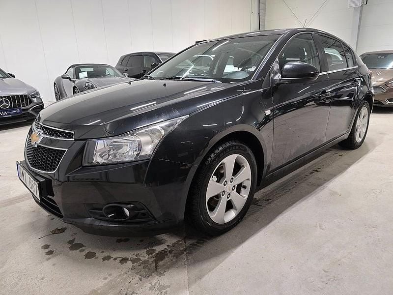 Svart (svart metallic) Begagnad 2013 Chevrolet Cruze Halvkombi | 64 500 kr (Marknadspris) - Bild 1/4