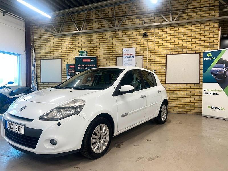 Vit Begagnad 2011 Renault Clio R.S. Halvkombi | 29 900 kr (Marknadspris) - Bild 1/4