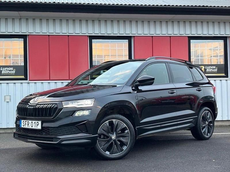 Svart Begagnad 2023 Skoda Karoq SE SUV | 229 900 kr (Marknadspris) - Bild 1/4