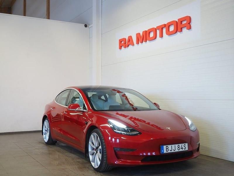 Begagnad Tesla Model 3 Performance 461 kW (627 HK) 2019 Röd Sedan