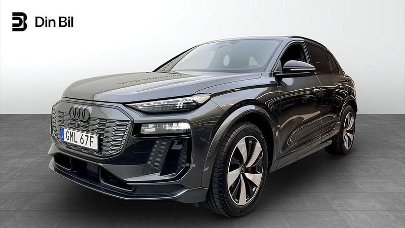 Grå Begagnad 2024 Audi Q6 e-tron S-Line SUV | 799 000 kr (Superpris) - Bild 1/4