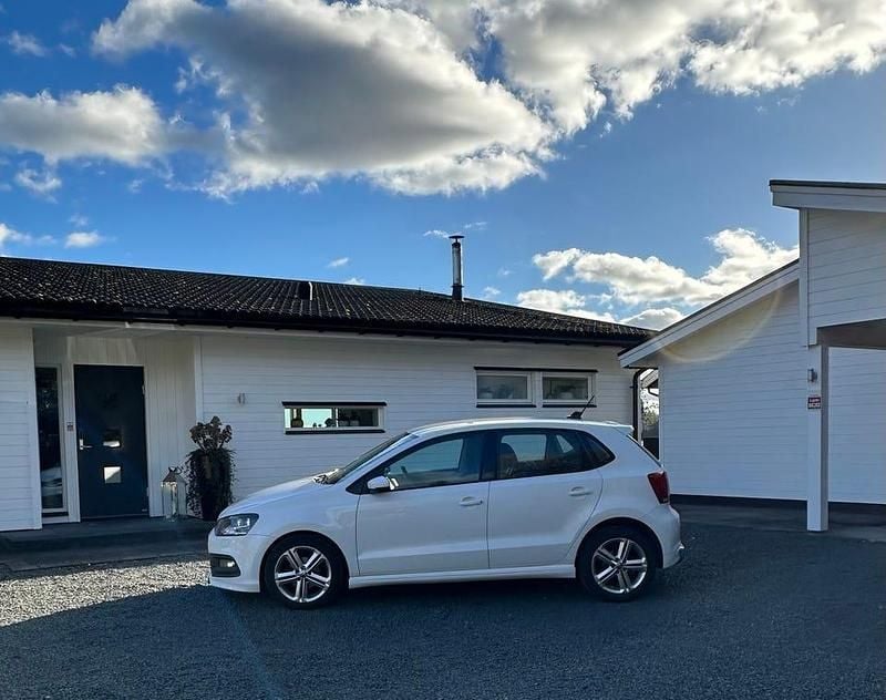 Vit Begagnad 2014 VW Polo R-line Halvkombi | 89 000 kr (Marknadspris) - Bild 1/4