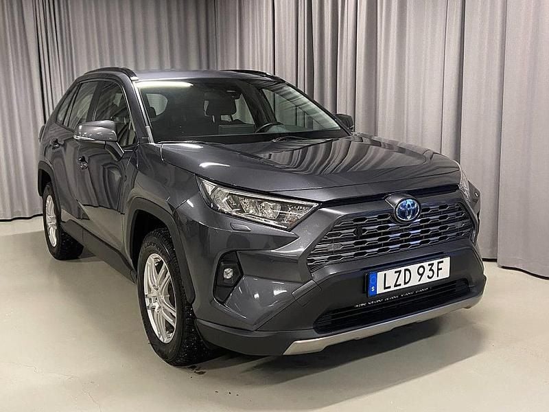 Mörkgrå Begagnad 2022 Toyota RAV4 Hybrid Active SUV | 329 900 kr (Superpris) - Bild 1/3