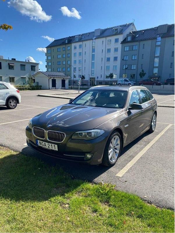Brun Begagnad 2013 BMW 520 Kombi | 138 000 kr (Marknadspris) - Bild 1/4