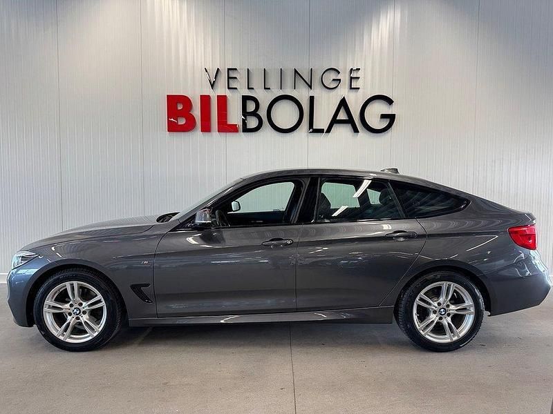Grå Begagnad 2018 BMW 320 Gran Turismo M Sport Halvkombi | 209 500 kr (Marknadspris) - Bild 1/4