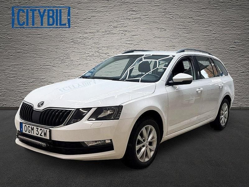 Vit Begagnad 2019 Skoda Octavia Kombi | 199 900 kr (Marknadspris) - Bild 1/4