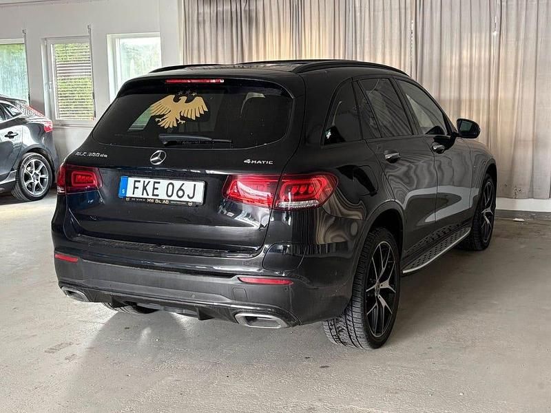 Begagnad Mercedes GLC300e AMG line 306 HK (225 kW) 2021 Svart