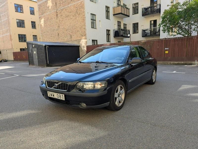 Svart Begagnad 2002 Volvo S60 Sedan | 35 000 kr (Marknadspris) - Bild 1/4