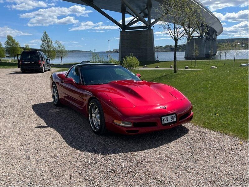 Röd Begagnad 2002 Chevrolet Corvette Sportkupé | 240 000 kr (Marknadspris) - Bild 1/4