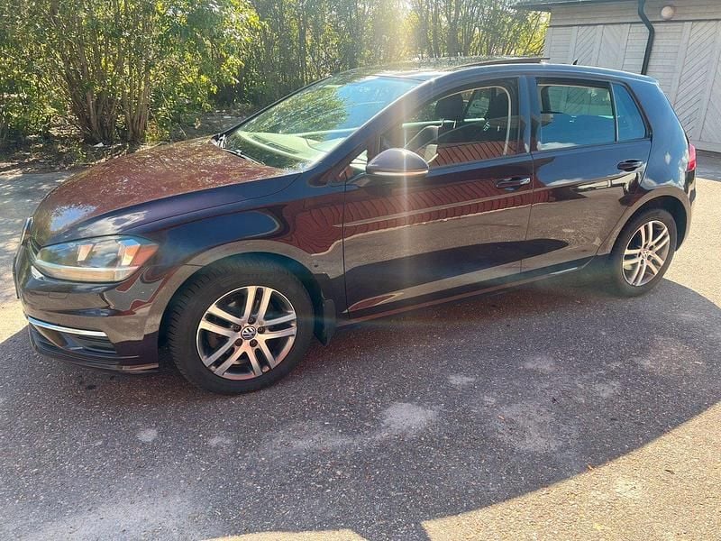 Mörkröd (röd) Begagnad 2017 VW Golf VII Halvkombi | 105 000 kr (Superpris) - Bild 1/4