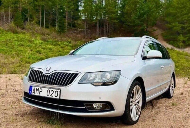 Silver Begagnad 2014 Skoda Superb Elegance Kombi | 100 000 kr (Marknadspris) - Bild 1/4