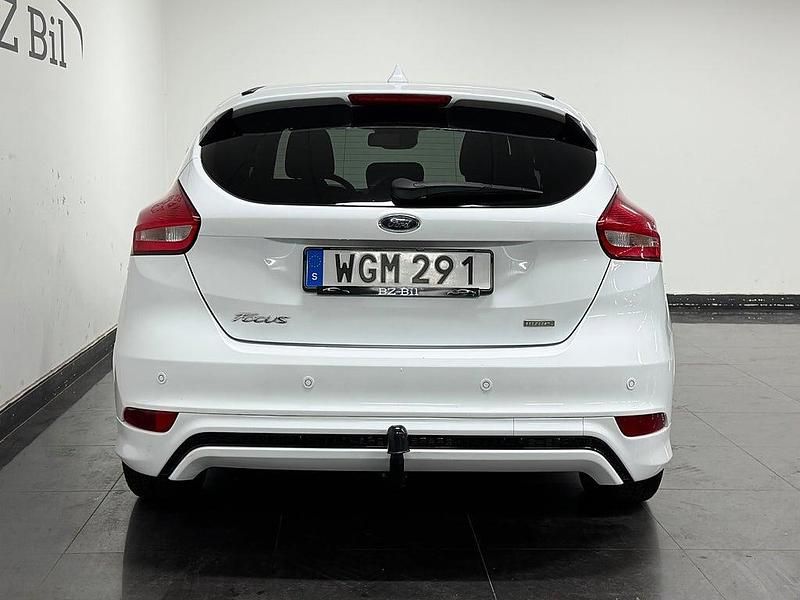 Begagnad Ford Focus ST-Line 125 HK (91 kW) 2016 Vit Halvkombi