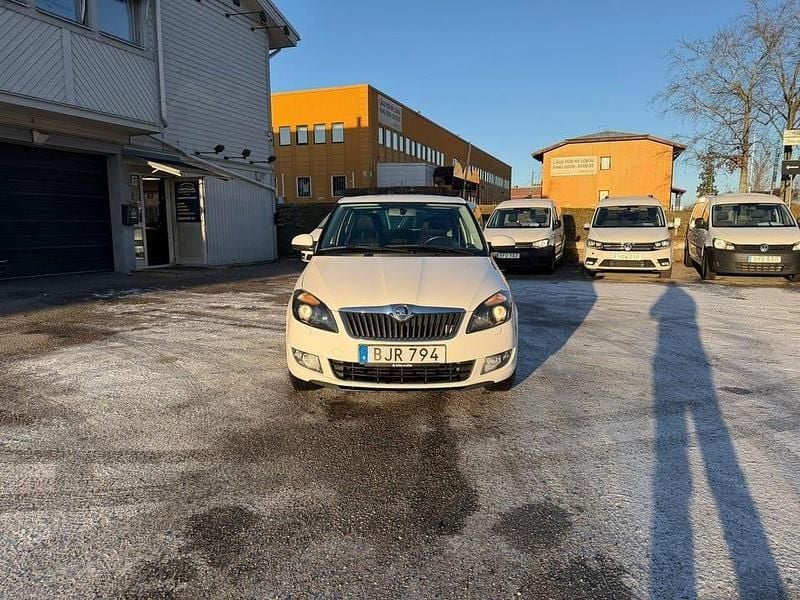 Vit Begagnad 2014 Skoda Fabia Ambiente Halvkombi | 49 800 kr (Bra pris) - Bild 1/4