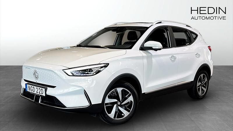 Vit (white) Begagnad 2022 MG ZS Luxury Sedan | 249 900 kr (Bra pris) - Bild 1/4