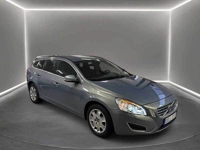 Ljusblå Begagnad 2010 Volvo V60 Momentum Kombi | 79 900 kr (Marknadspris) - Bild 1/4