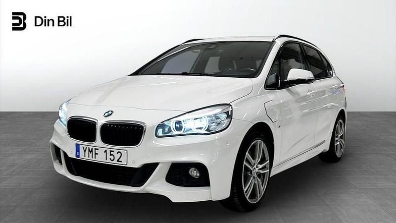 Vit Begagnad 2017 BMW 225 Active Tourer Minibuss | 174 900 kr (Marknadspris) - Bild 1/4
