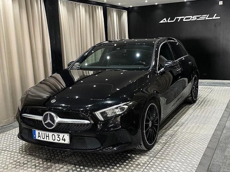 Svart Begagnad 2018 Mercedes A180 Night Halvkombi | 189 900 kr (Marknadspris) - Bild 1/4
