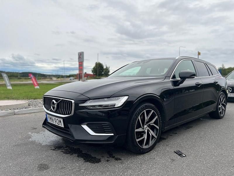 Solid black Begagnad 2020 Volvo V60 Inscription Kombi | 310 000 kr (Marknadspris) - Bild 1/4